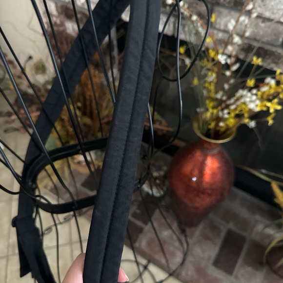 NWOT Baggu Small Nylon Sling Bag Black Embroidered Roses - Picture 4 of 6